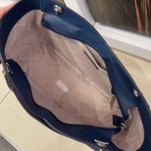 MICHAEL KORS
Jet Set Large Logo Shoulder Bag - Picture 9 of 16